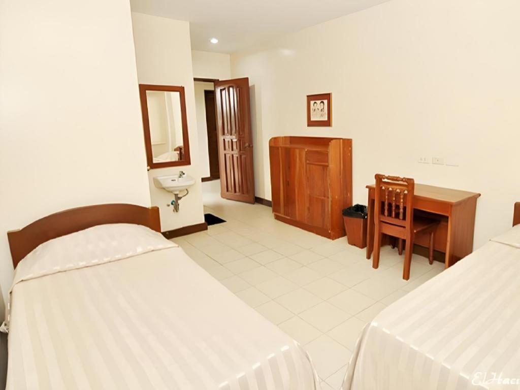 El Haciendero Private Hotel Iloilo City Exteriör bild
